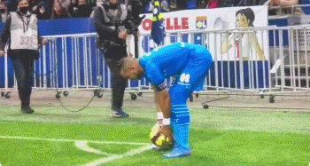 刺激的金靴争夺战！法比奥大四喜以28球力压卡扎获中超金靴（法比奥大四喜轰至28球，力压卡扎加冕中超金靴）