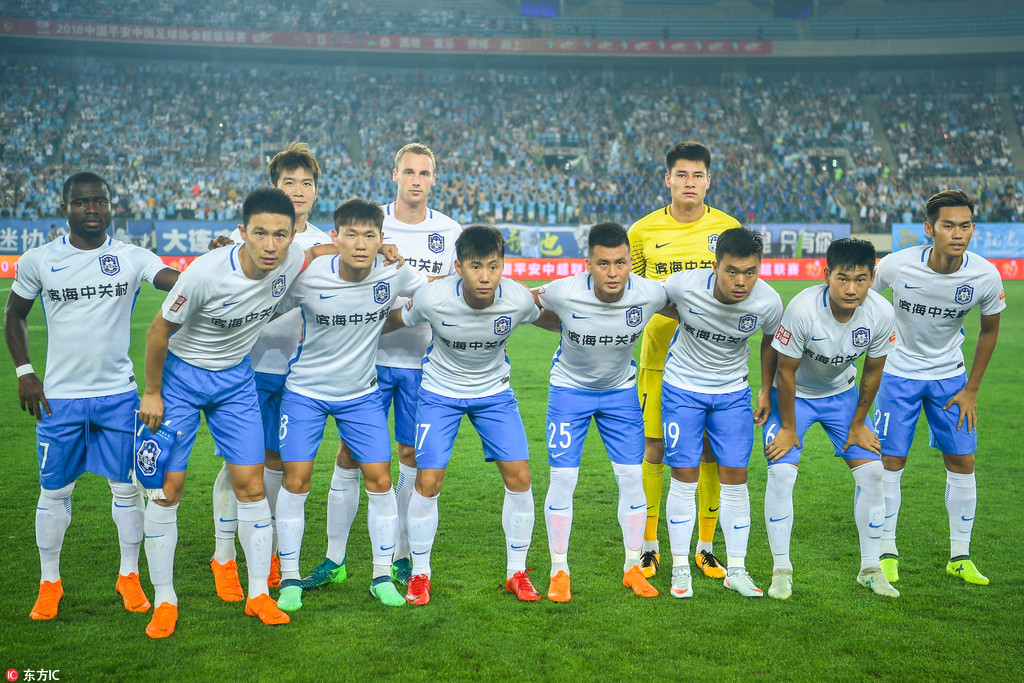 帕尔特伊听证会法院外，有抗议者举横幅批评阿森纳不作为（帕尔特伊听证会期间，法院外示威者打出横幅抨击阿森纳不作为）