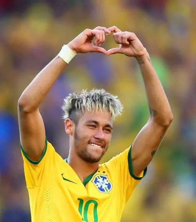 知名巴萨球迷：梅西不该偷偷的溜进诺坎普，这不是他家而是我们的（资深巴萨球迷：梅西不该私自闯入诺坎普，那是我们的主场不是他的家）