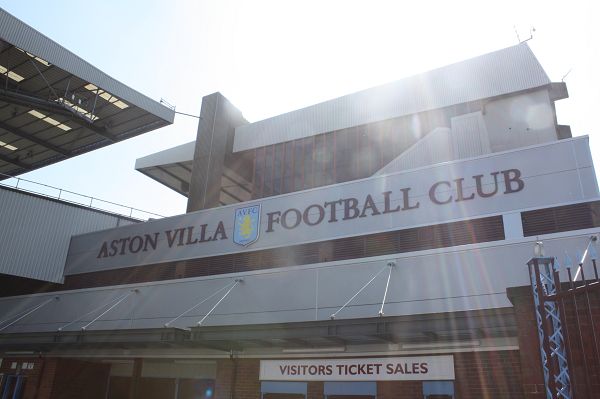 酋长球场稳坐榜首 阿森纳完胜布伦特福德（阿森纳主场大胜布伦特福德 继续领跑积分榜）