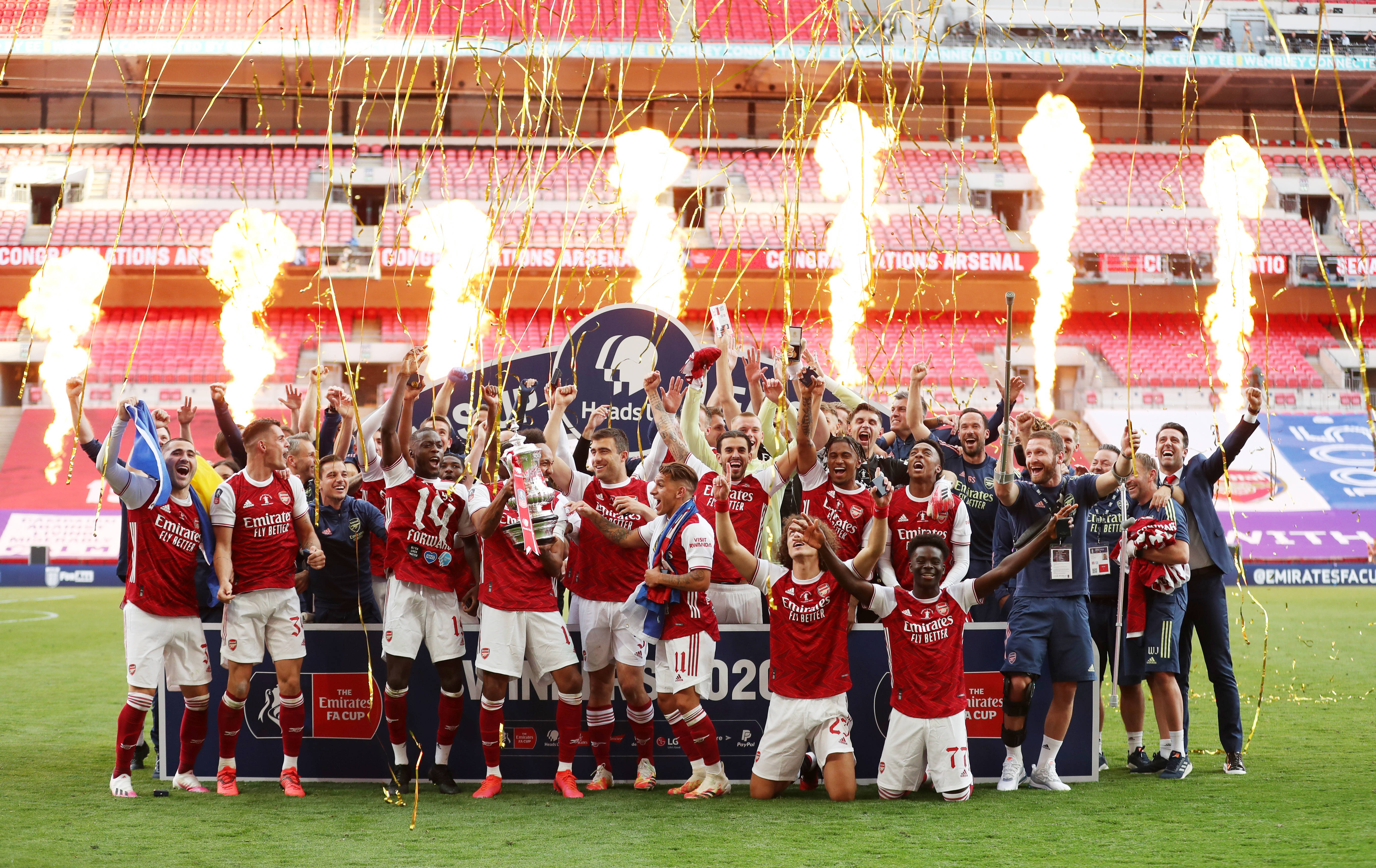 辽宁男篮连续两轮不敌广州龙狮，战绩止步杯赛，阵容调整和外援表现引发争议。（辽宁男篮两负广州龙狮止步杯赛，阵容变动与外援发挥成争议焦点）