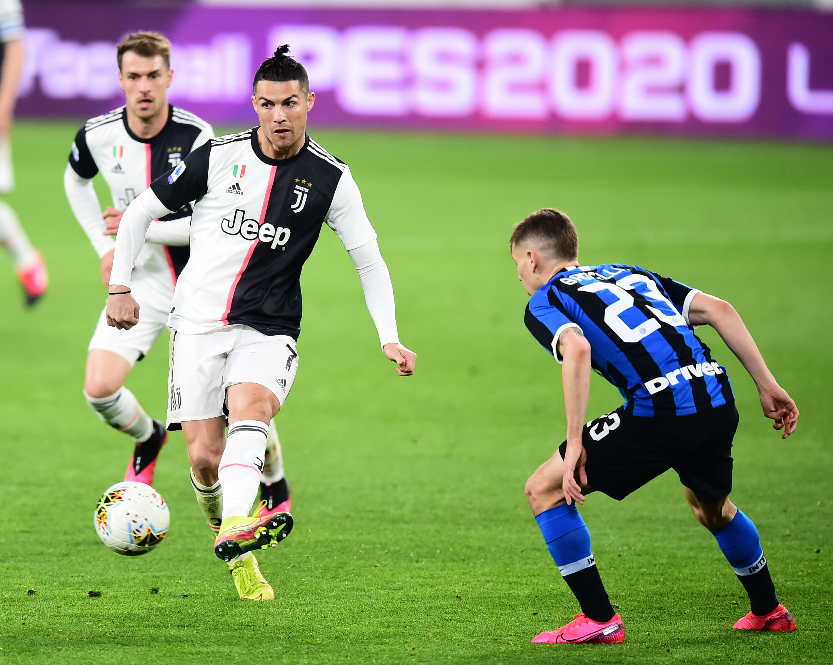 进球+造乌龙，麦克托米奈当选那不勒斯2-0卡拉巴赫全场最佳（麦克托米奈一球一造乌龙，那不勒斯2-0卡拉巴赫之战当选全场最佳）