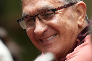 这雪有点大，欧冠赛前一名挪威记者在博德闪耀的球场边线处滑雪（大雪纷飞，欧冠赛前挪威记者在博德闪耀场边滑雪）