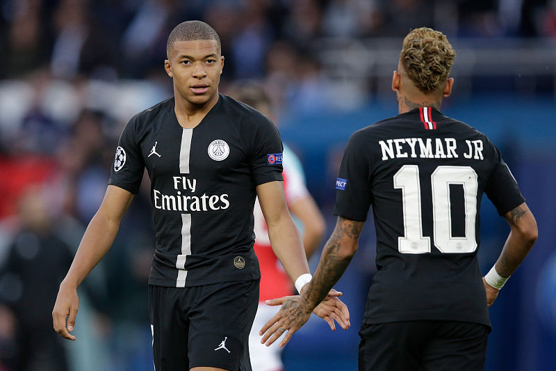 AC米兰1-0登顶意甲！38岁名将却抢走风头，带队12场不败紧追榜首（AC米兰1-0小胜登上榜首，38岁老将抢镜，率队豪取12场不败）