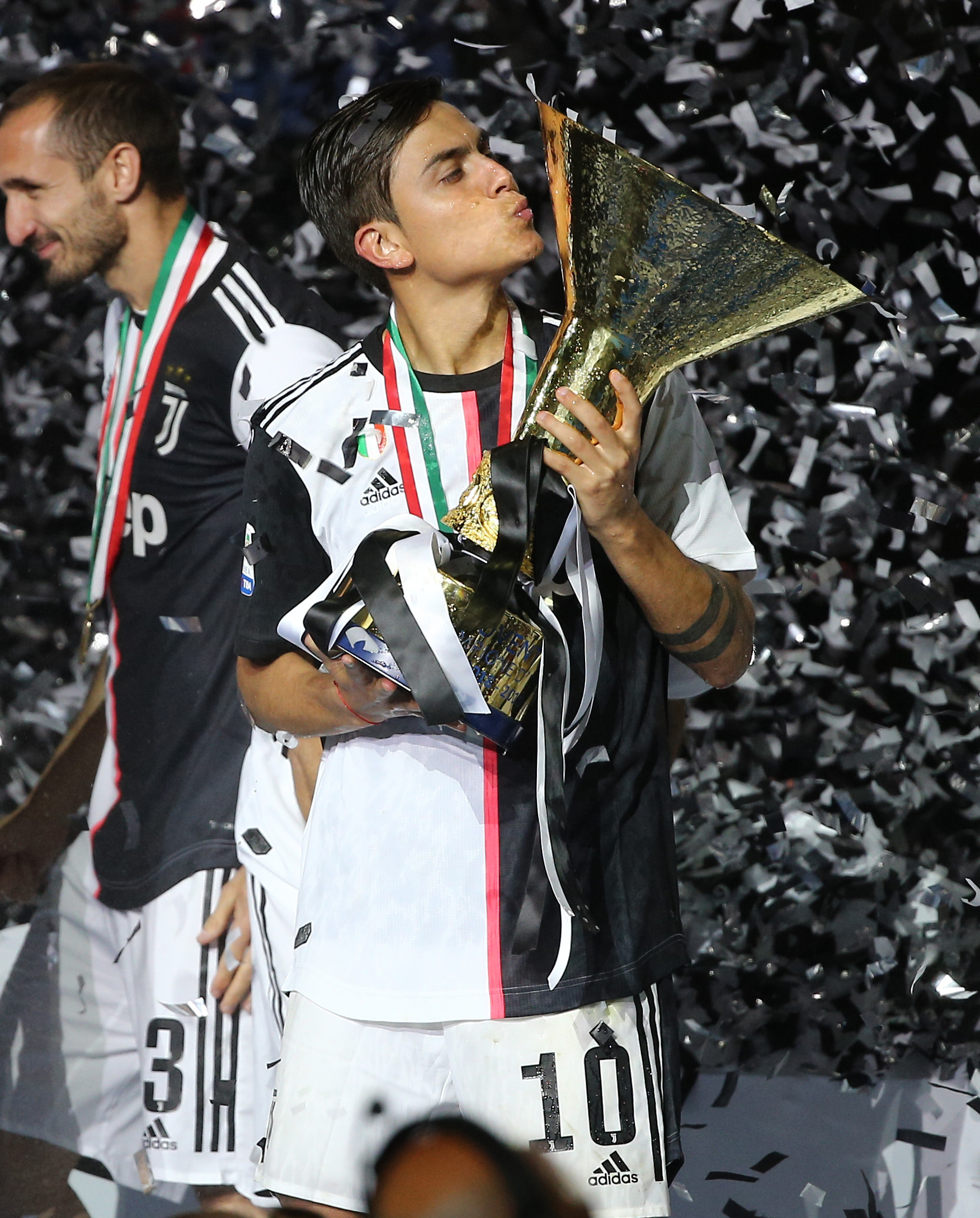 图片报：多特蒙德连伤两主力后卫，预计面临数周缺阵（图片报称，多特蒙德两名主力后卫先后受伤，预计将缺阵数周）